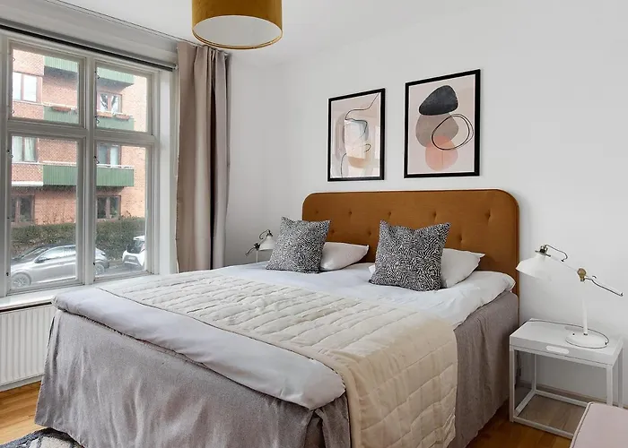 Sanders Constantin - Chic Two-Bedroom Apartment With Balcony
