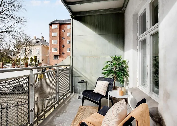 Sanders Constantin - Chic Two-Bedroom Apartment With Balcony